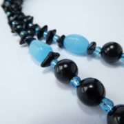 Détail des perles composant le collier noir et bleu.