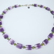 Collier en verre, perles rectangulaires mauves et pyramides vertes.