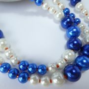 Sautoir bleu et blanc en plusieurs rangs.