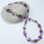 Collier mauve et vert.