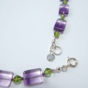 Fermoir du collier mauve et vert.