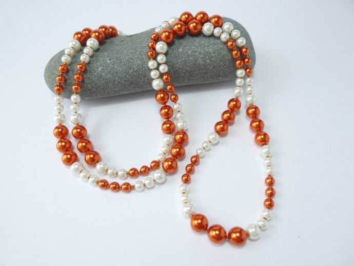 Sautoir orange et blanc de perles de type Renaissance.
