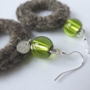 Créoles avec laine et perle verte – Image 4