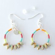 Paire de boucles d'oreilles colorées.