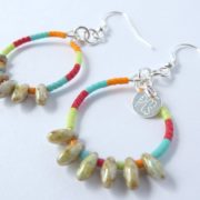 Les boucles d'oreilles colorées avec perles gouttes mordorées.