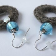 Détail des crochets des boucles d'oreilles en laine.