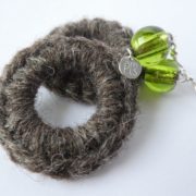 Créoles avec laine et perle verte – Image 2