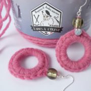 Boucles d'oreilles avec laine rose de chez Laines à l'ouest.