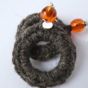 Boucles d'oreilles de forme créole avec perle orange.