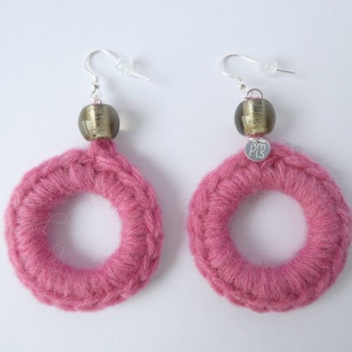 Paire de boucles d'oreilles de forme créole avec laine rose.