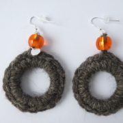 Paire de boucles d'oreilles avec perle orange.
