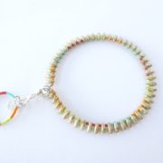 Bracelet jonc coloré avec perles gouttes mordorées.