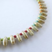 Détail des perles gouttes et Miyuki du bracelet jonc coloré.