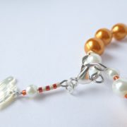 Détail du fermoir du bracelet orange.