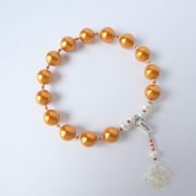 Bracelet orange et breloque oiseau