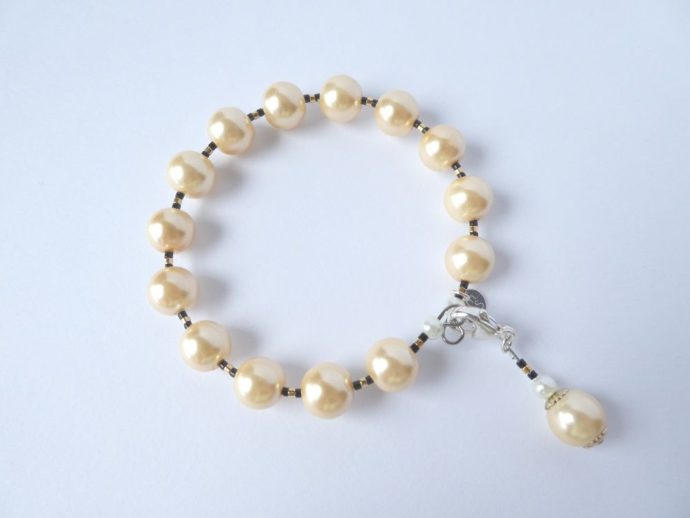 Bracelet jonc ivoire composé de perles Renaissance et Miyuki.