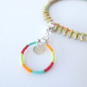 La breloque du bracelet jonc coloré.