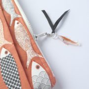 Pochette corail avec motif poisson – Image 2