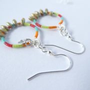Les crochets d'oreilles des boucles colorées.