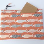 La pochette corail avec motif poisson et sa large poche extérieure.