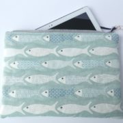 Une pochette vert amande avec motif poisson.