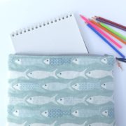Nécessaire de coloriage dans la pochette vert mande motif poisson.