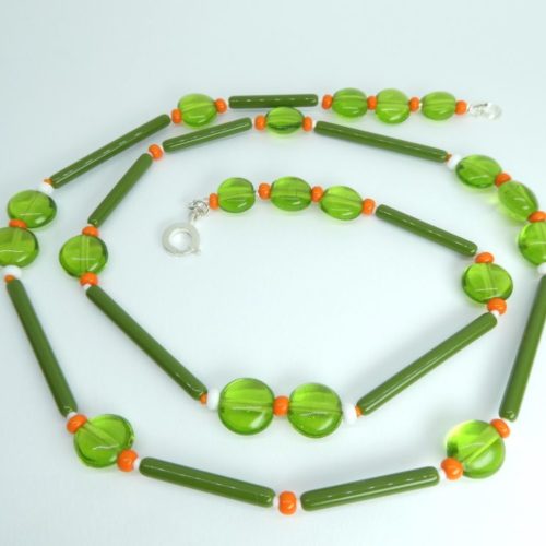Long collier vert et orange avec des perles en forme de tube et des perles translucides.de tube