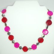 Présentation du rendu du collier rouge et rose fluo.