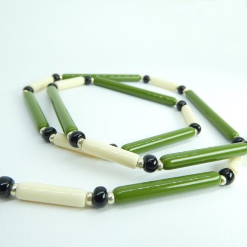 Perles noires du collier vert et ivoire.