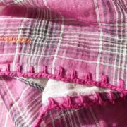 Finition au crochet avec un fil prune de l'écharpe framboise.