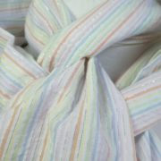 Gros plan du tissu à rayures pastel avec fil Lurex.
