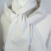 Rayures pastel et Lurex pour cette écharpe coloris pastel avec finition feston bleu.