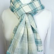 Une écharpe en tissu vert avec une finition couleur émeraude.