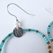 Le crochet d'oreilles en argent 925 des boucles d'oreilles bleu sarcelle.