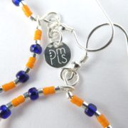 Les crochets des boucles d'oreilles bleues et orange.