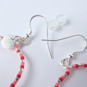 Boucles d'oreilles noires, rouges et roses – Image 3