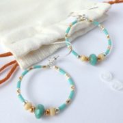 Les boucles d'oreilles vert d'eau et leur pochon en flanelle.