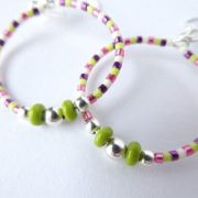Les perles rondes en argent 925 des boucles d'oreilles vertes et roses Pamalussi.