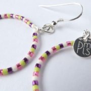 Les crochets des boucles d'oreilles vertes et roses.