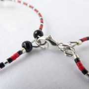 Bracelet blanc nacré rouge et noir – Image 4