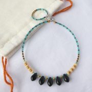 Le bracelet bleu sarcelle et son pochon.