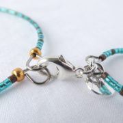 Le fermoir du bracelet bleu sarcelle.