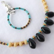 Les perles noires en forme de goutte du bracelet bleu sarcelle.