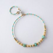 Le bracelet vert d'eau et sa breloque.