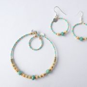 Le bracelet vert d'eau et les boucles d'oreilles assorties.