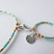 Le fermoir et la marque PMLS du bracelet vert d'eau.