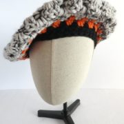 Le béret noir et blanc en laine de la boutique Pamalussi porté penché sur le côté.
