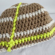 Gros plan du bonnet en laine terre et beige.
