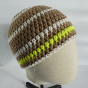 Vue de profil du bonnet en laine terre et beige.