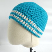 Le bonnet moelleux et chaud bleu en laine.